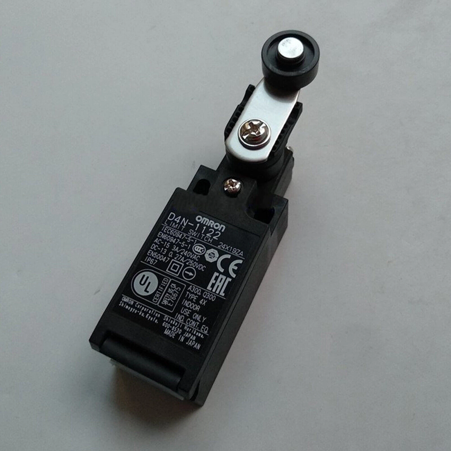 OMRON D4N-1122 Safety Limit Switch, 1NC/1NO, IP67 Protection, Metal Roller Lever