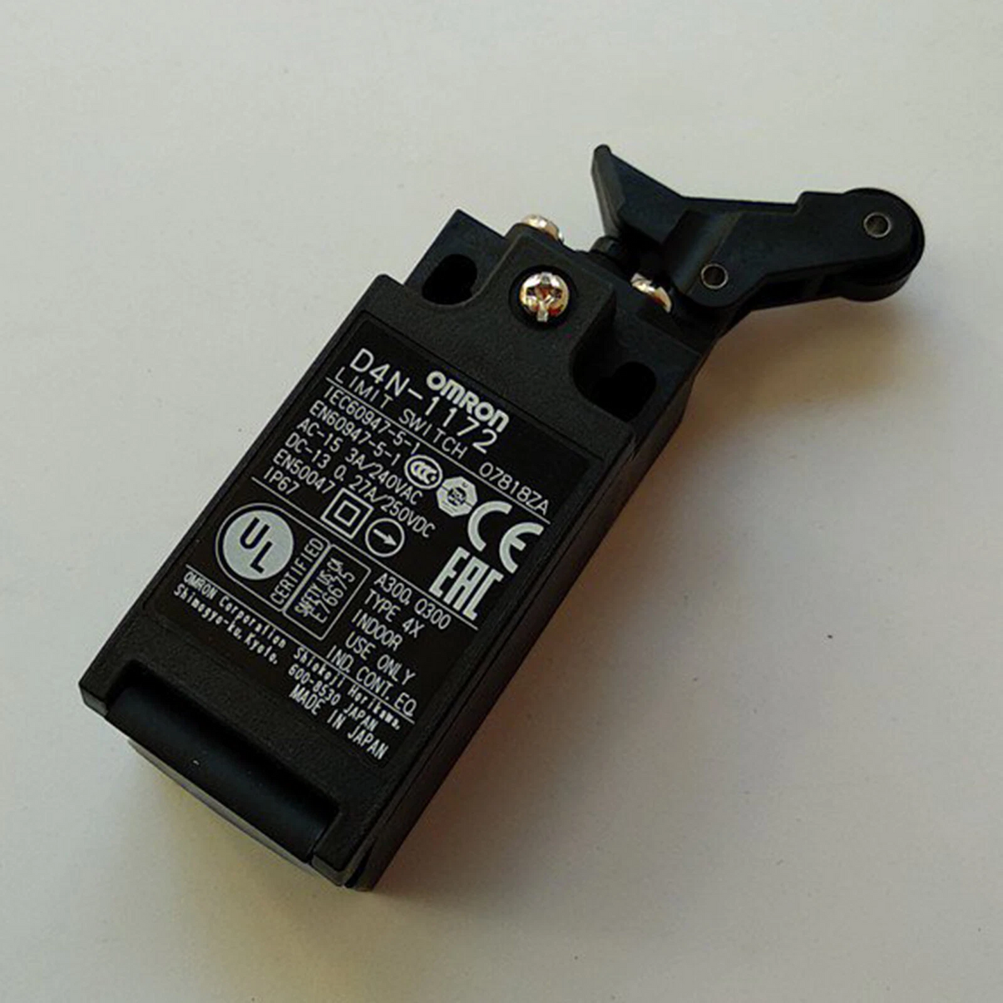 OMRON D4N-1172 Safety Limit Switch, 1NC/1NO, IP67 Protection, Vertical One-way Roller Arm Lever