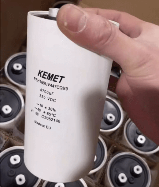 KEMET Aluminum Electrolytic Capacitors KEMET PEH169UV447CQB2 — PEH169 Series Screw‑Terminal Aluminum Electrolytic Capacitor, 4700 µF ±10/+30%, 350 VDC, 18,000 hr, Ø76.6×149.2 mm, Lead Spacing 32 mm — Pack of 6