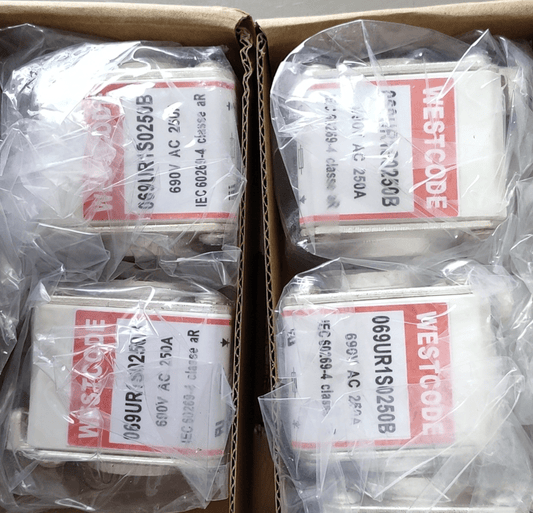 WESTCODE Semiconductor Protection Fuses WESTCODE 125UR2S0630B Ultra-Rapid Semiconductor Fuse, 630A 1250V, Bolted - Pack of 3